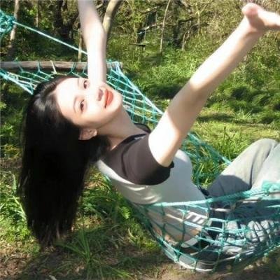 泳池里的女人